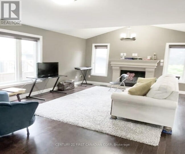 Building Photo - 858 Roulston St
