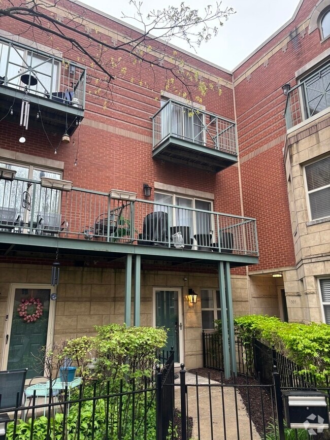 Building Photo - 4530 S Woodlawn Ave