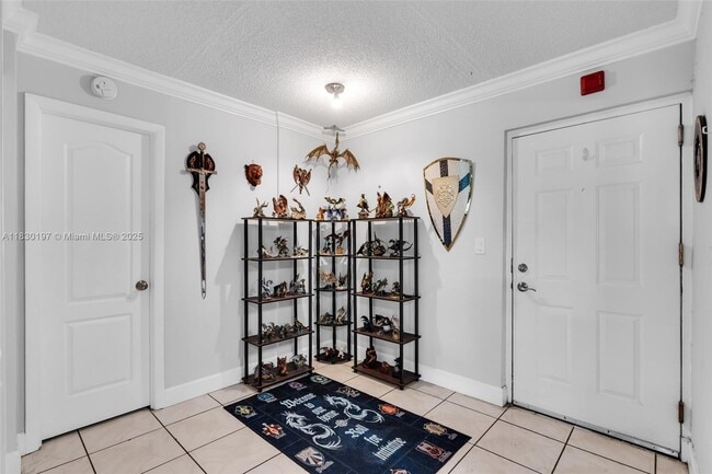 Building Photo - 9460 Fontainebleau Blvd