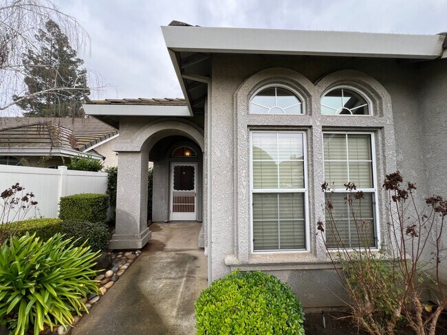 Building Photo - 612 Black Oak Way