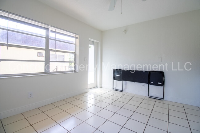 Foto del edificio - FURNISHED EFFICIENCY in Sailboat Bend with...