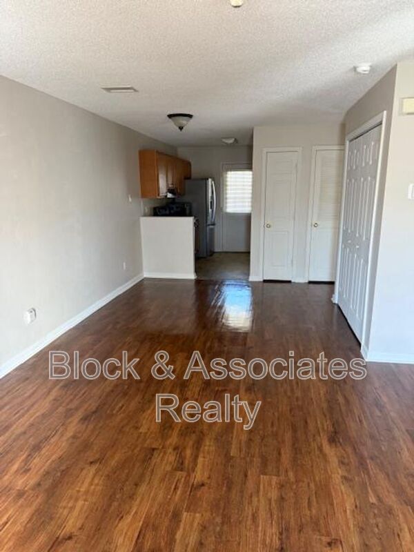 Building Photo - 410 English Ct