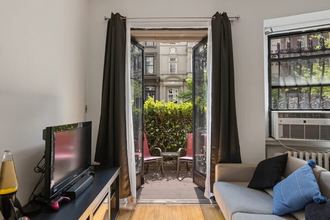 Building Photo - 43 W 85th St