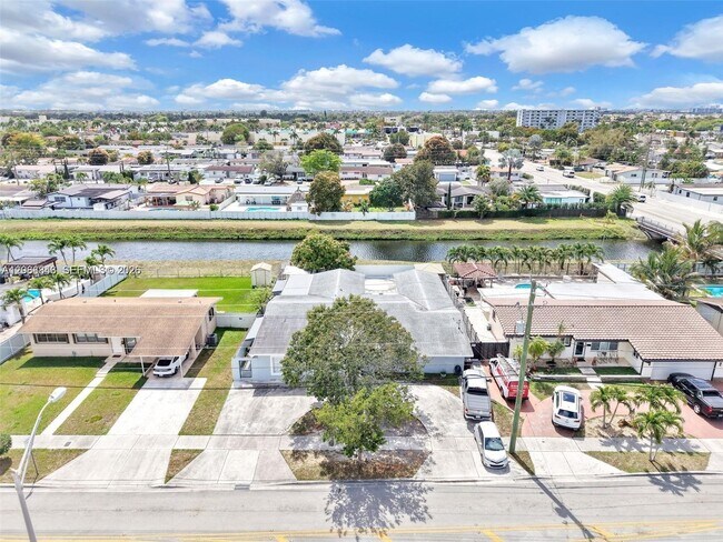 Building Photo - 756 W 53rd St