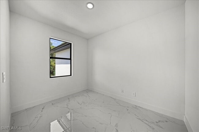 Foto del edificio - 3315 67th St W