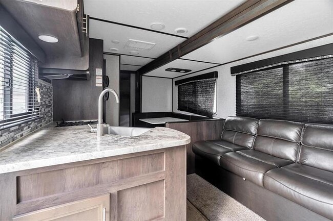 Foto del edificio - 14500 Carver Dr