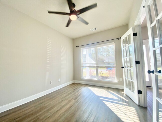 Building Photo - $1000 OFF 1st month rent!!!!Guyton Beauty!...