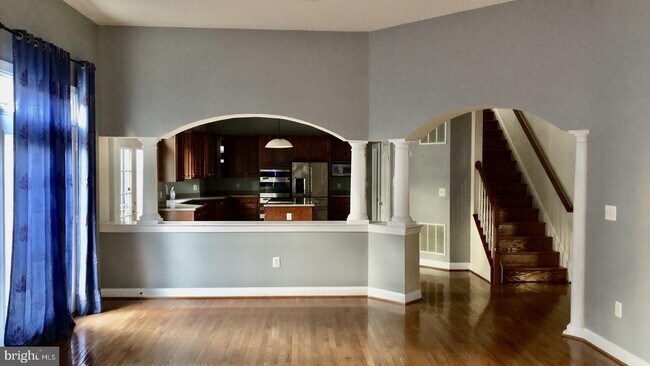 Foto del edificio - Welcome to this executive-style home in Br...