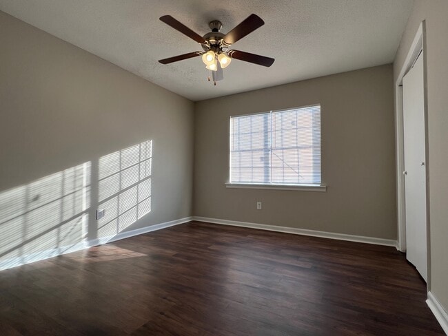 Building Photo - 811 Robin Hood Trail