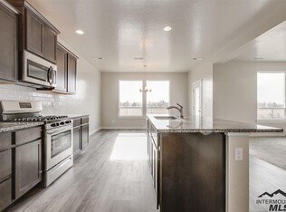 Foto del edificio - 4-Bedroom, 2.5-Bath Home with a 3-Car Garage and a Fully Fenced Backyard with No Rear Neighbors.