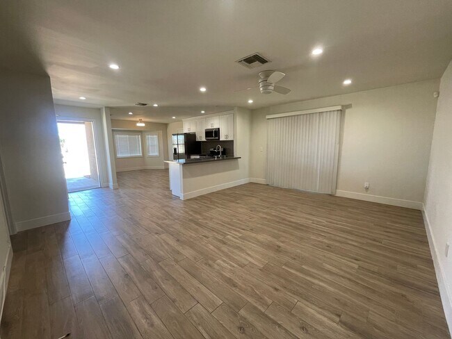 Building Photo - Modern and Move In Ready