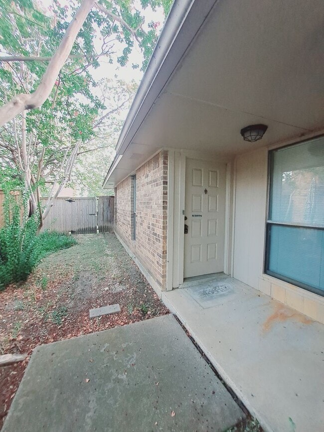 Building Photo - Cozy 3/2/2 in Carrollton Available Now