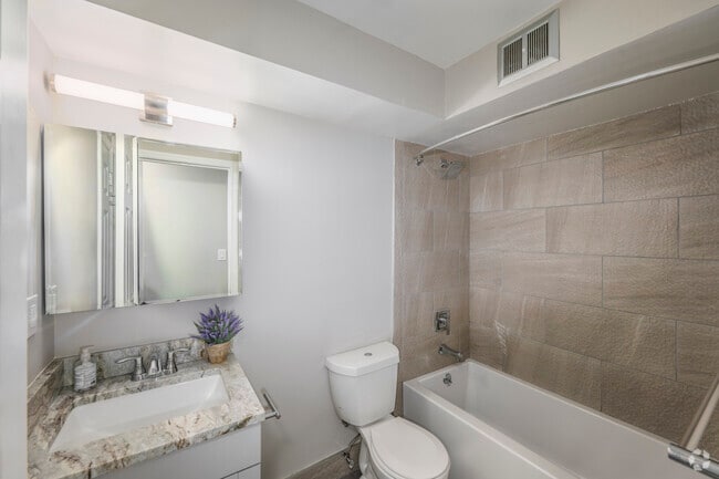 1BR, 1BA - 663SF - Bathroom - Renaissance Hills