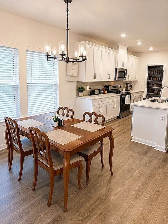 Foto del edificio - 2352 Woodmeadow Dr