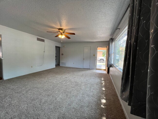 Foto del edificio - Pet Friendly, 3 Bedroom/2 Bath, NO BILLS P...