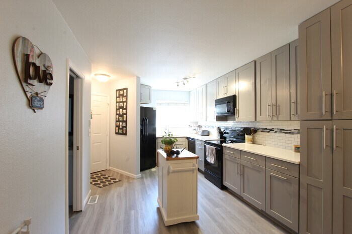 Foto principal - Spacious 3BR Lakewood Townhome w/ Bonus Sp...
