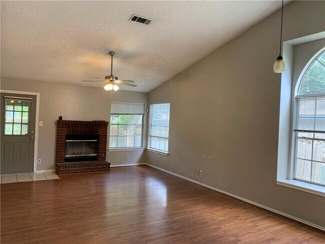 Building Photo - 802 Kavanagh Dr