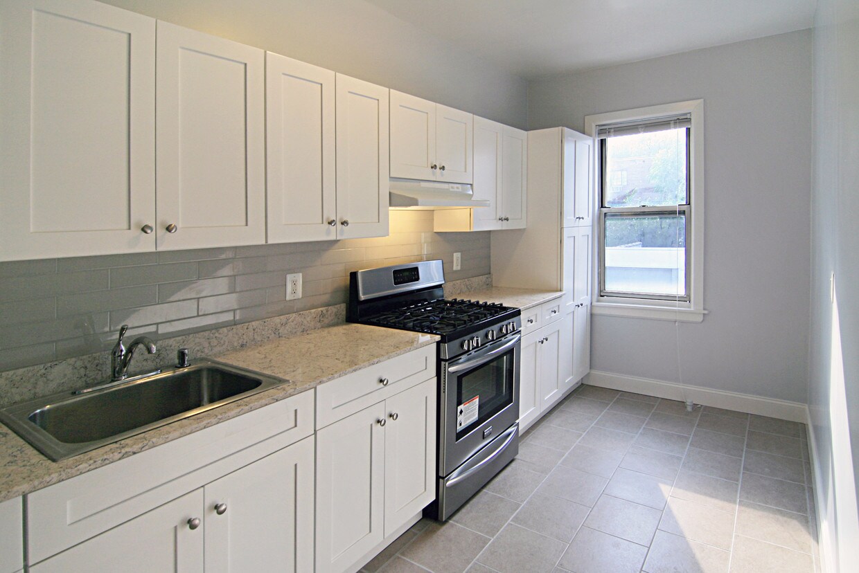 Foto principal - 34-30 Crescent St
