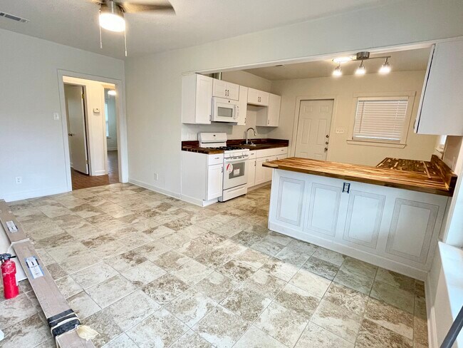 Building Photo - 3806 Ridgelea Dr