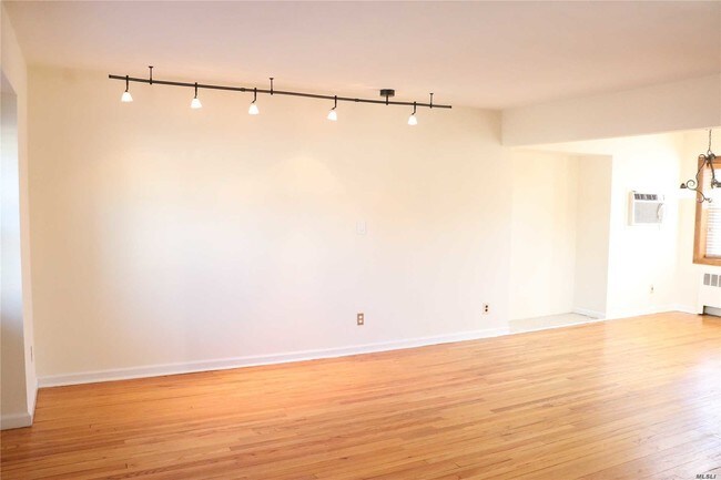 Building Photo - 280 Vancott Ave