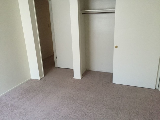 Building Photo - 988 Mesa Ridge Dr