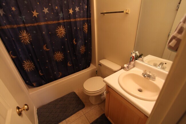 Building Photo - 3B/3B Duplex On Tiger Transit Available August 2026!