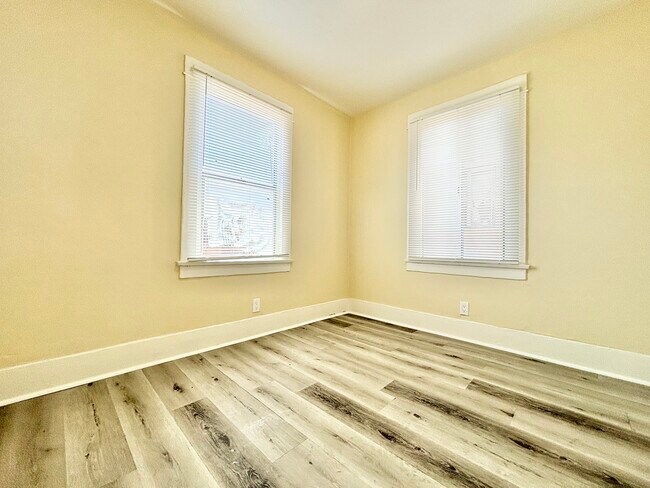 Building Photo - 14375 Chatsworth Dr. San Fernando, CA 91340