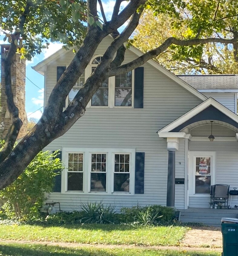 9 S Van Buren St Unit A, Batavia, IL 60510 Apartments in Batavia, IL