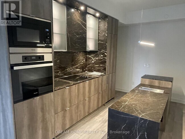 Building Photo - 11 Yorkville Ave