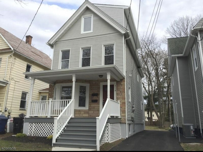 Exterior - 718 E 7th St