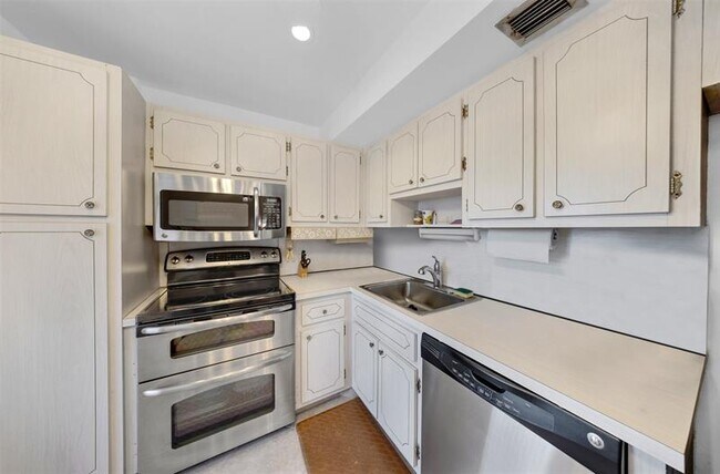 Foto del edificio - 3000 N Palm Aire Dr