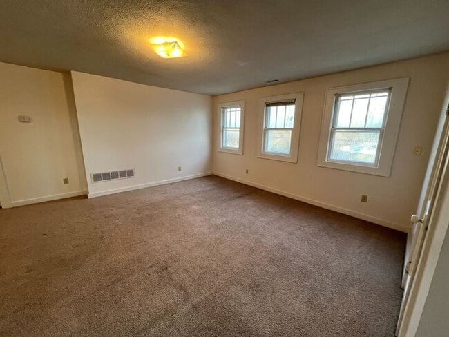 Building Photo - 355 N Oak St