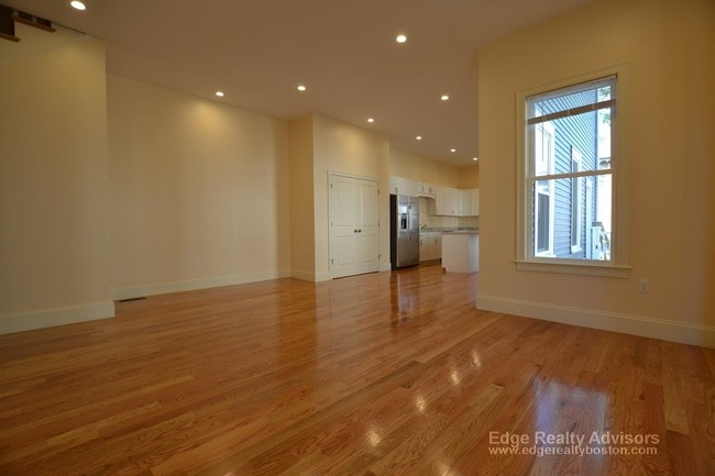 Building Photo - 66 Webley St