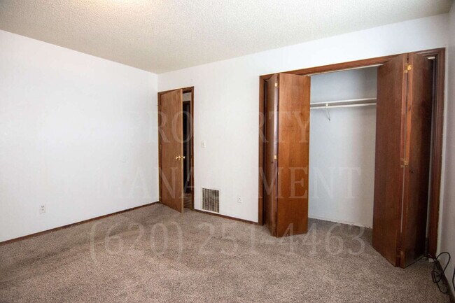 Building Photo - Charming 2-Bedroom Apartment