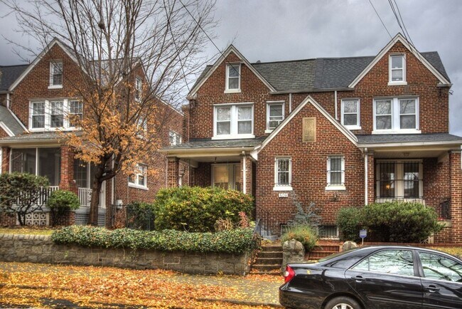 Building Photo - Unique and SPACIOUS 3 bedroom 2 bathroom H...