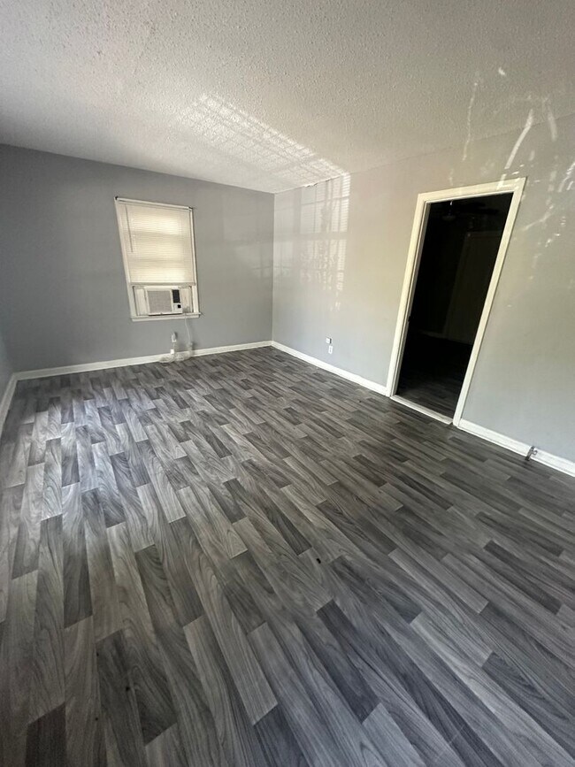 Building Photo - 3 bedroom 2 bath renovated home with a huge family room!