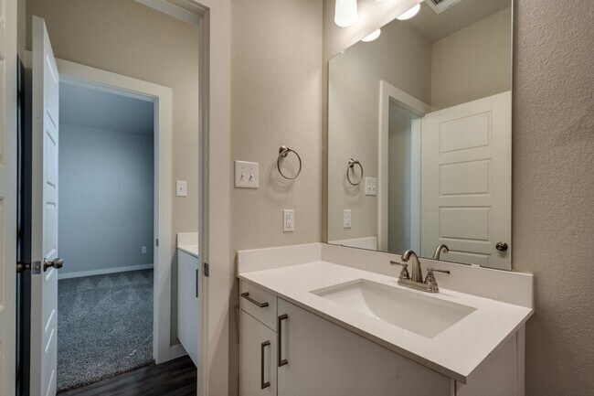 Foto del edificio - AVAILABLE NOW! GORGEOUS 2 BEDROOM FOUR PLE...