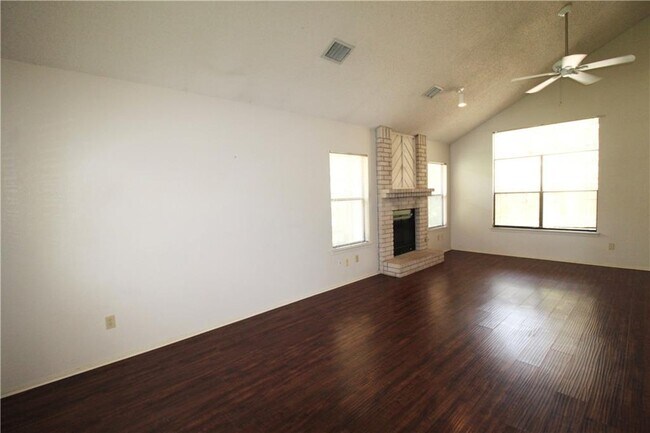 Foto del edificio - 15706 Racine Cove