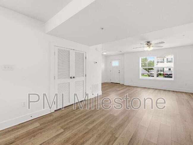 Building Photo - 8780 Hillside Way