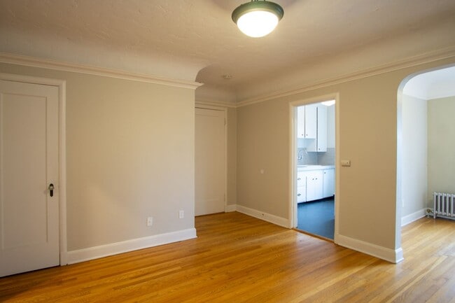 Building Photo - Charming 3rd Floor 1Bdr in Heart of NW!