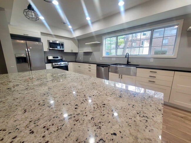 Building Photo - Bright, Modern, and Beautifully Updated 3 ...