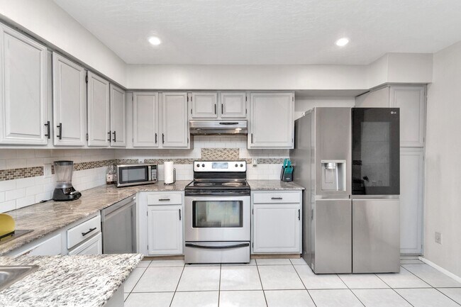 Foto del edificio - 5837 W Sunforest Dr