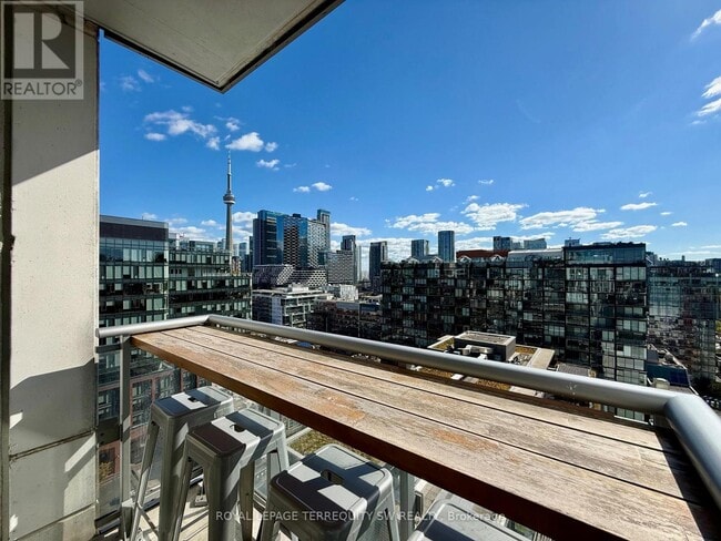 Photo du bâtiment - 525 Adelaide St W