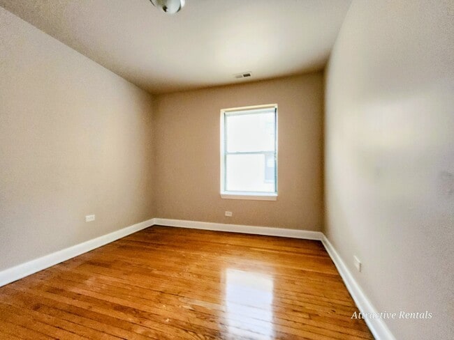 Photo - 4840 W Adams St (Chicago, IL) Apartment