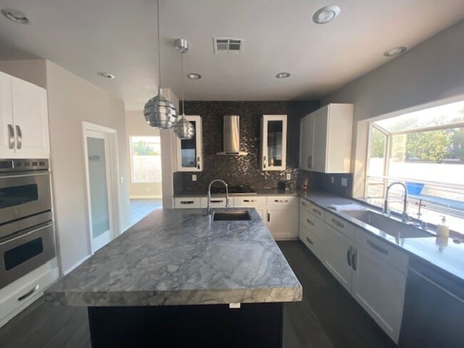 Building Photo - 8132 Bay Harbor Dr