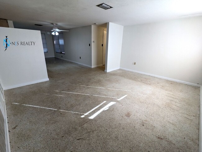 Building Photo - Open floor plan 2/2/1 1100 Sq. Ft. with te...