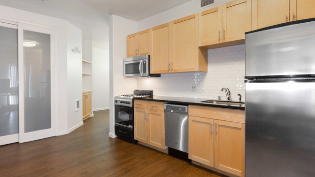 Cocina con electrodomésticos de acero inoxidable - Berkeley Apartments ARTech
