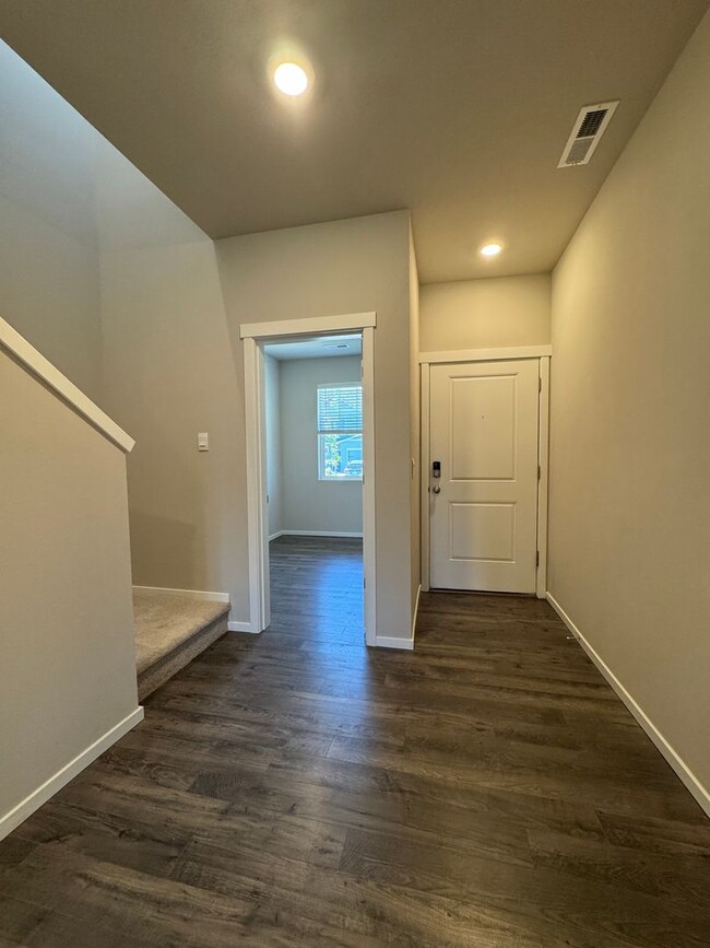 Building Photo - Modern 4-Bed Home for Rent