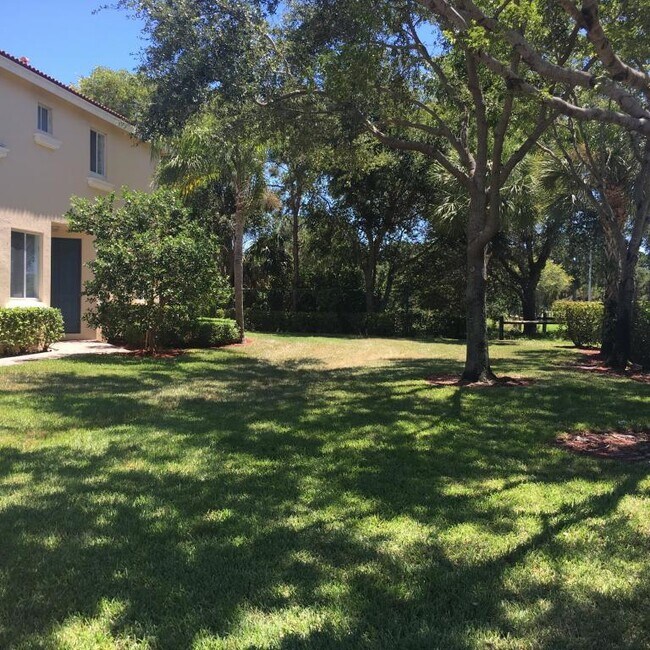 Foto del edificio - 3092 N Evergreen Cir
