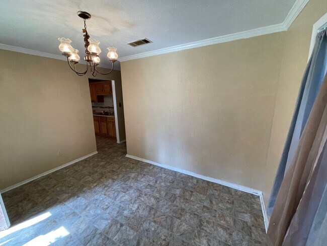 Foto del edificio - Large brick home - move in ready. Spacious den!